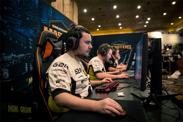 使勇士在场 使勇士在场